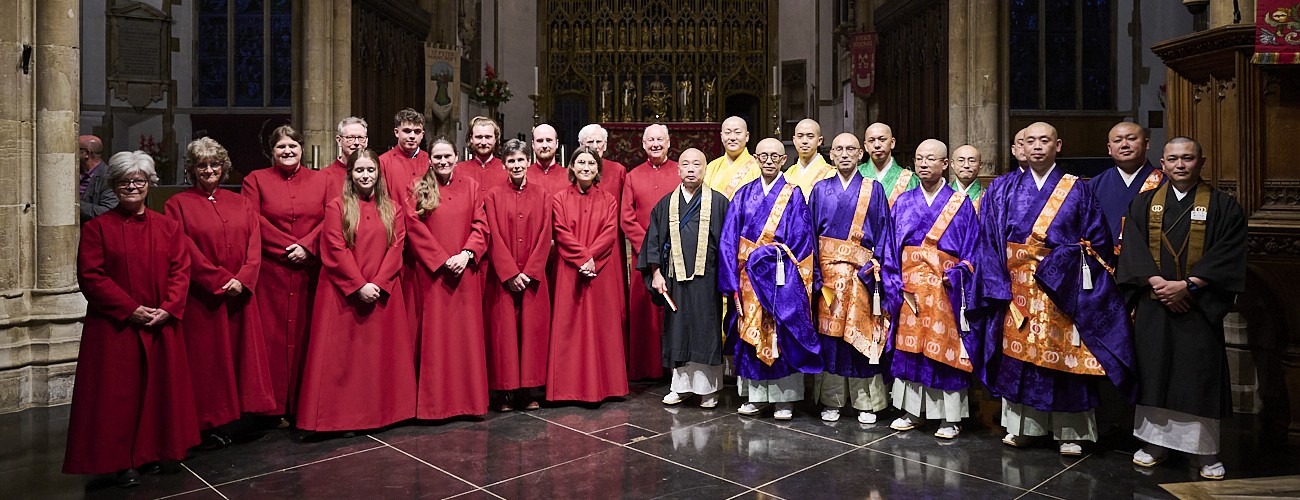 奈良・長谷寺の真言宗僧侶とセント・ピーター・マンクロフト教会の聖歌隊グルー